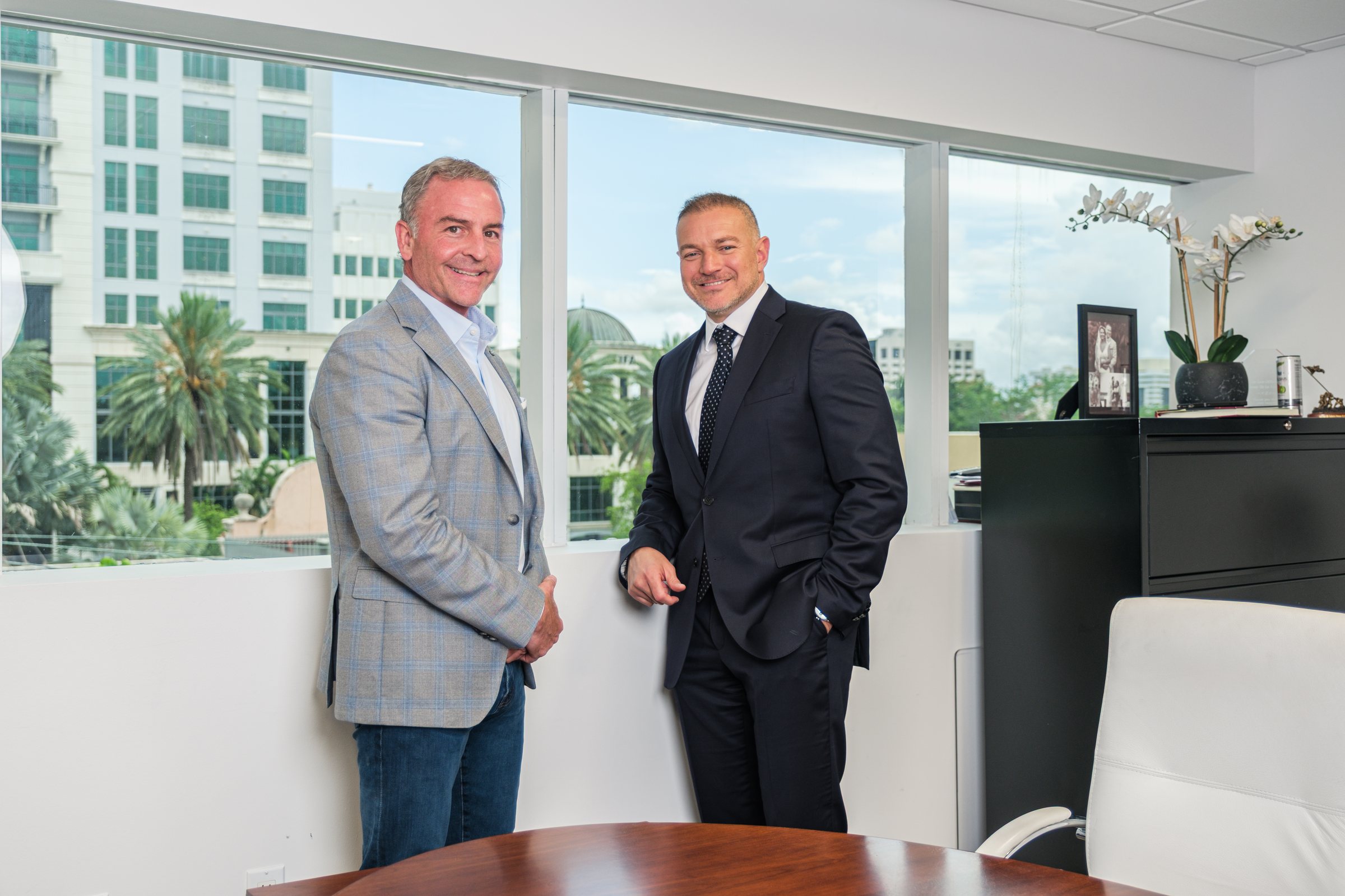 Los abogados Jimmy De La Espriella y Garrett Zedker en la oficina de JDLE Lawyers