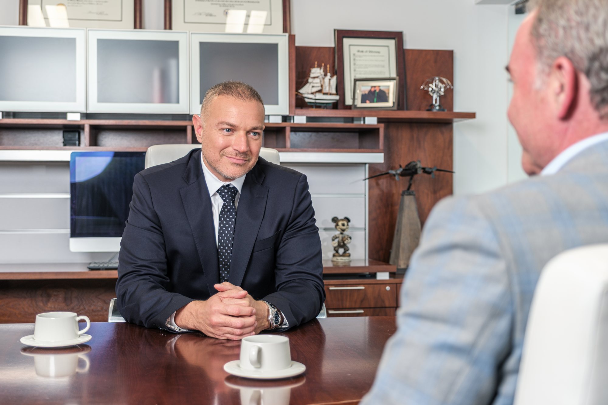 Los abogados Jimmy De La Espriella y Garrett Zedker en consulta